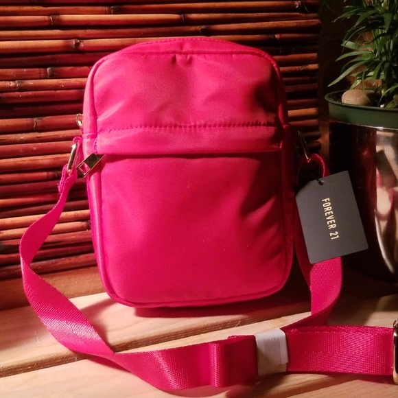 Forever 21 Handbags - FOREVER 21 CROSSBODY BAG
